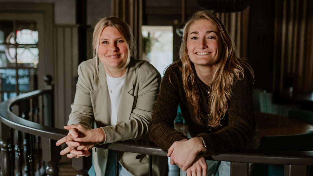 Praatfanaat Maaike en Carlijn over ons